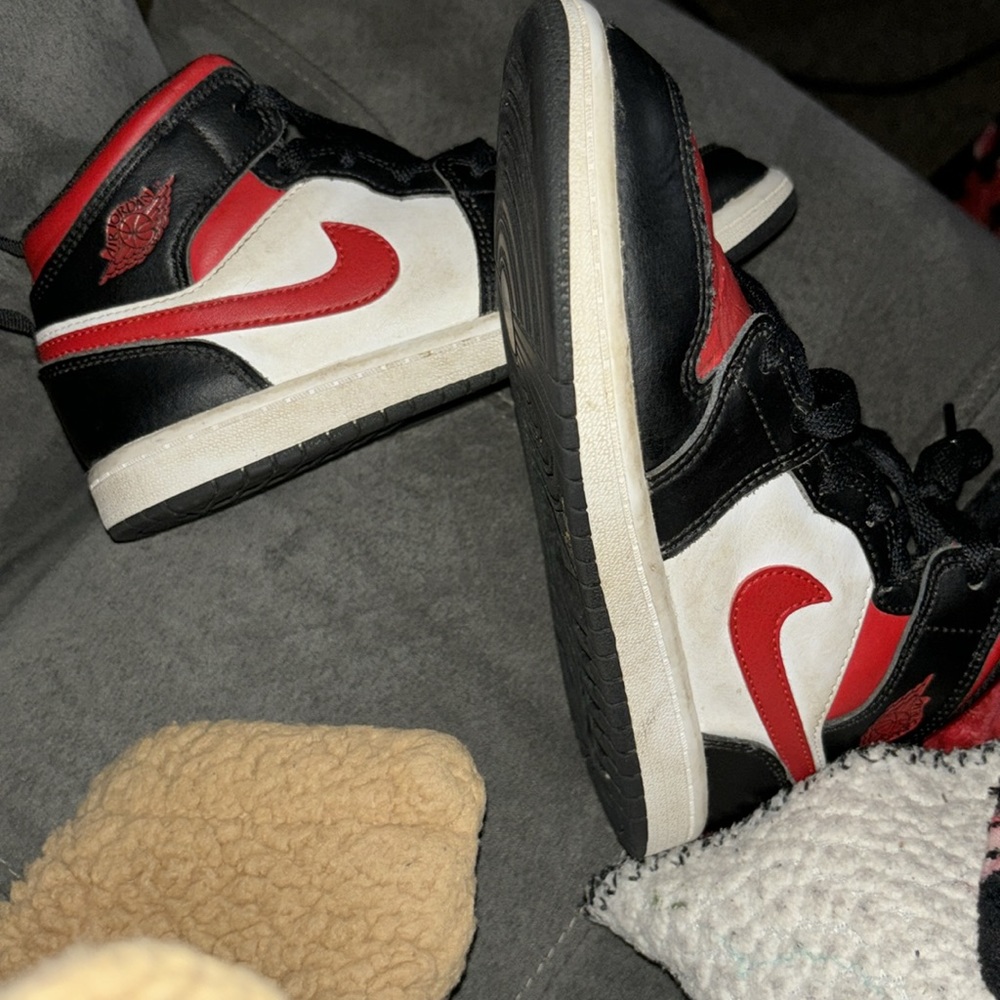 Boys air jordan 1 mid size 2Y